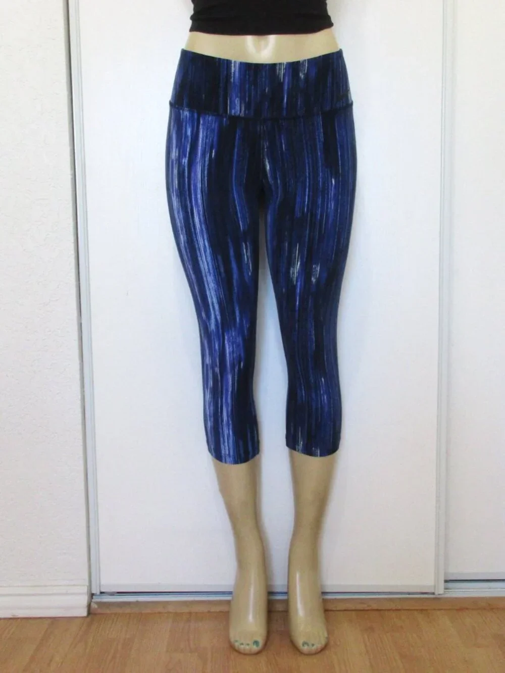 NIKE Active Leggings Size Large DRI Fit Blue Capri